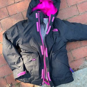 NORTH FACE BLACK AND HOT PINK SKI AND SNOWBOARD JACKET KIDS 10/12, extra lining